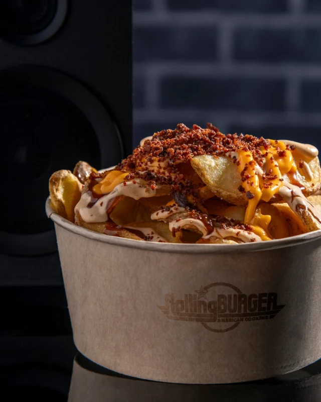 Lo que tenemos claro es que nuestras `Bacon Cheese Fries´ saben mejor con los patines puestos 🙌🛼

#planesenMadrid
#RollingDanceBurger #EstaciónDeChamartín
