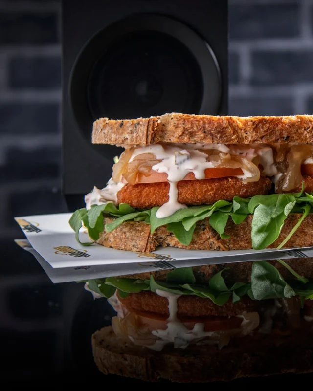 Escalope crujiente vegetal, rúcula, tomate, tártara vegana y cebolla caramelizada, entre dos rebanadas de auténtico pan vegano 🥪

Así es nuestro irresistible `Better Balance Sandwich’.

#planesenMadrid
#RollingDanceBurger #EstaciónDeChamartín