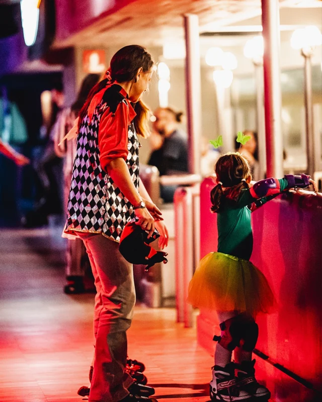 En Rolling os regalamos momentos inolvidables como este.

🌟 A todas las madres que vengan con sus hijos el 4 de Mayo les regalamos el acceso pagando la entrada de su hij@ 👩‍👧❤️🛼

🌟 Los menores de 5 años pueden acceder a Rolling acompañados de adultos, pero no pueden patinar, por motivos de seguridad.

#planesenMadrid
#RollingDanceBurger #EstaciónDeChamartín